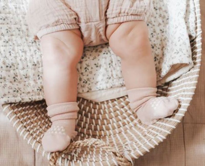 Go Baby Go - Antiskli krabbesokker i bambus Soft Pink
