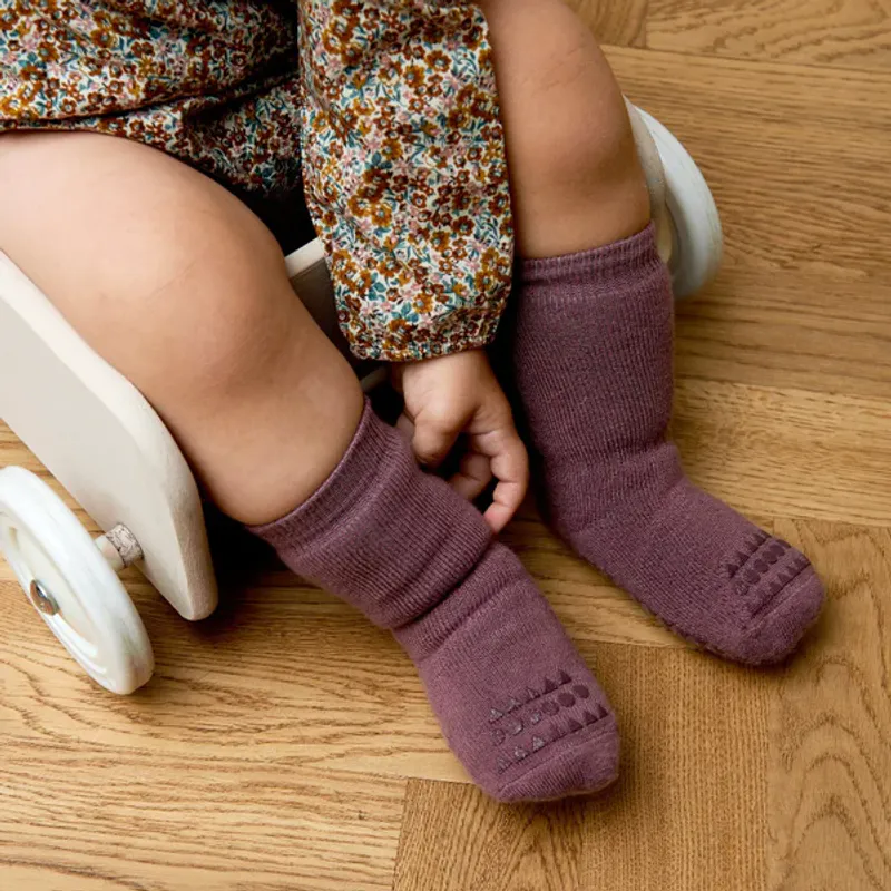 Go Baby Go - Antiskli krabbesokker i bomull Misty Plum